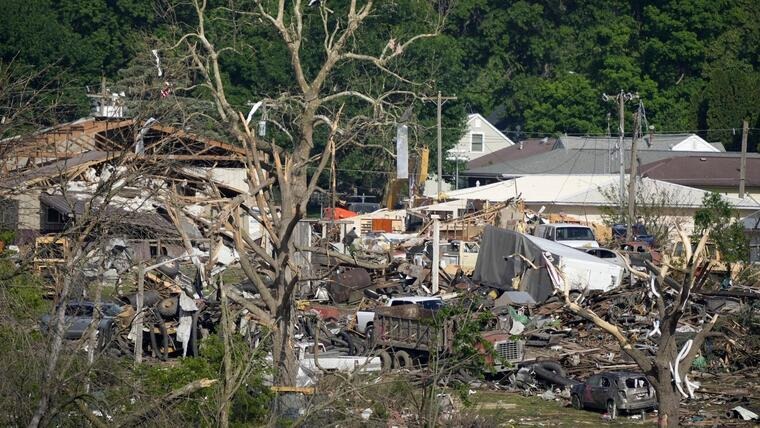 “Se me vino el mundo abajo”: Latinos relataron su desesperación tras perderlo todo por devastadores tornados en Texas