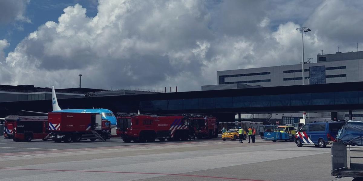 Muere una persona en aeropuerto de Ámsterdam al caer sobre el motor en marcha de un avión