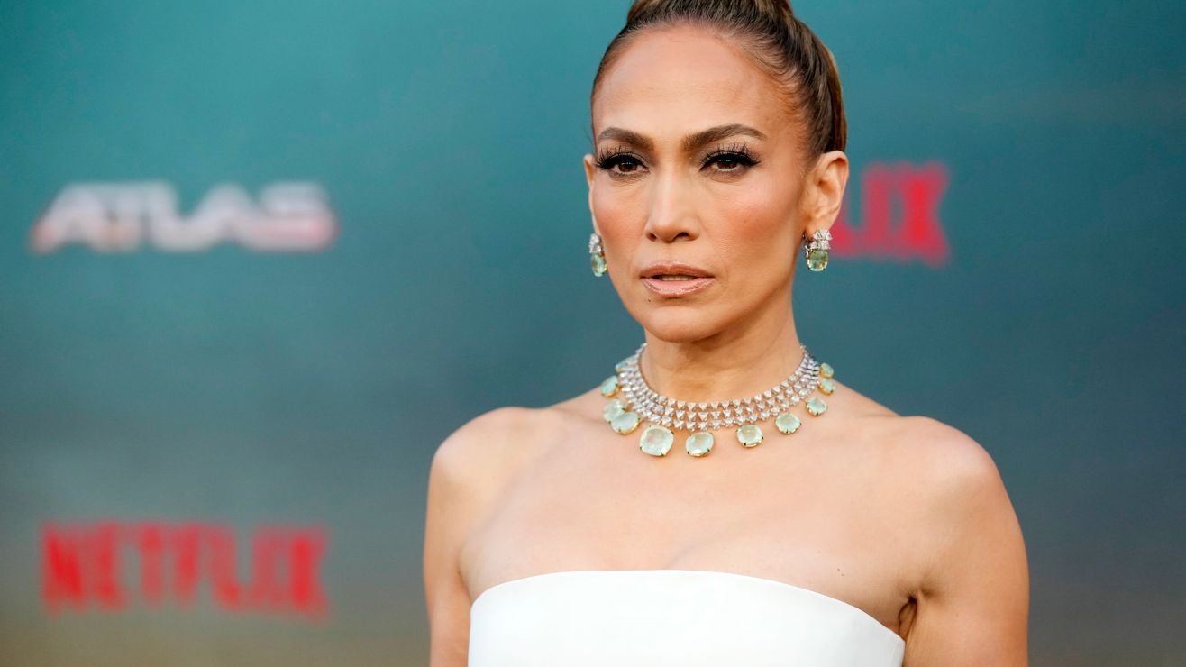 En medio de rumores de separación, JLo fue sola a la premiere de su película Atlas