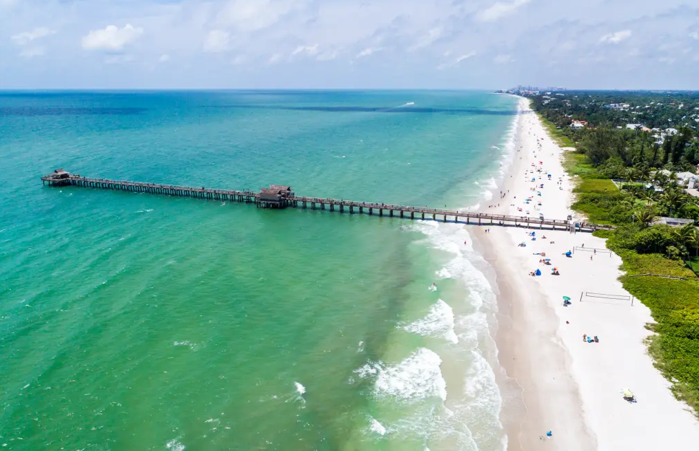 Veinteañera se lanzó al agua para huir de la policía cuando la pillaron teniendo sexo en muelle de Florida