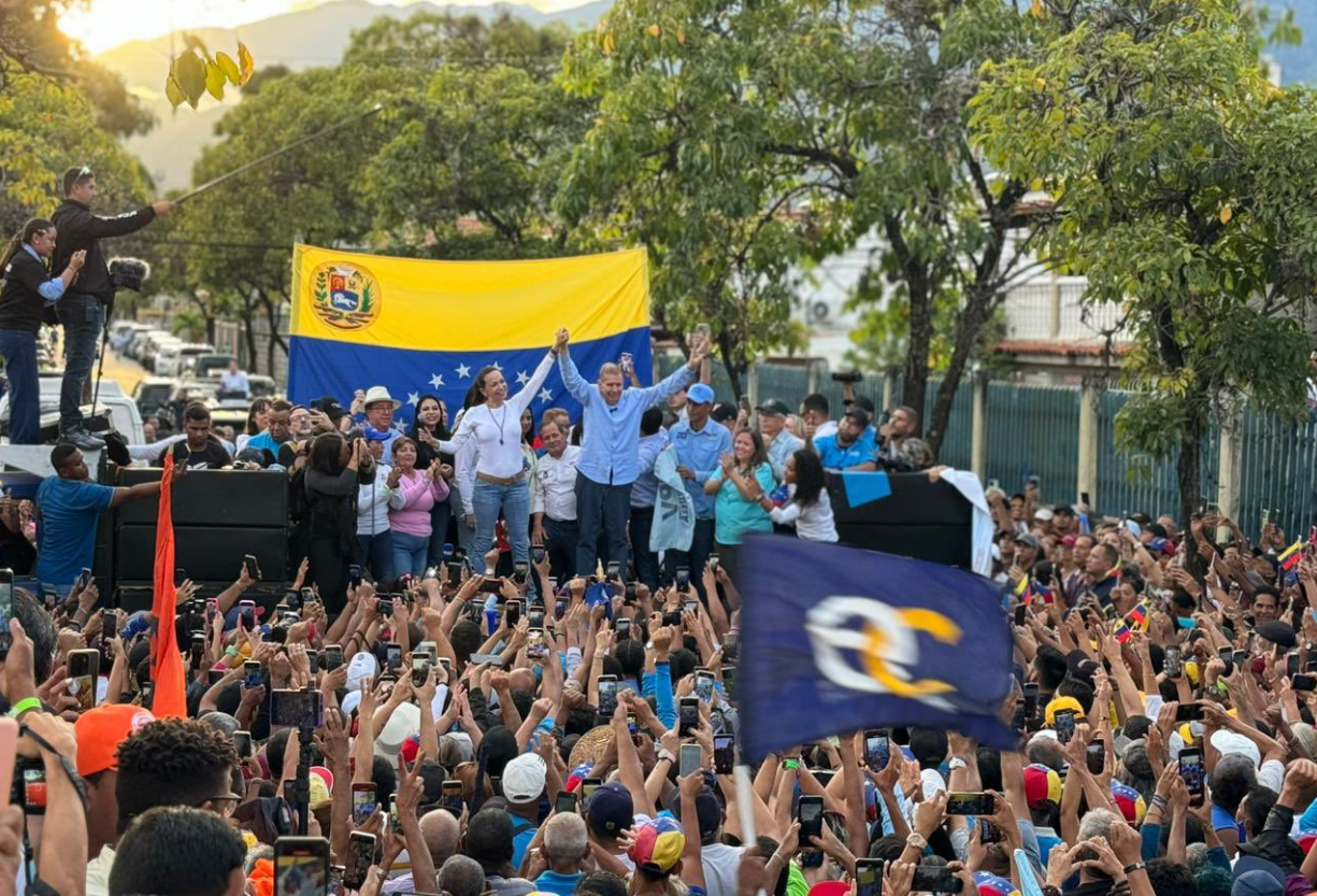 Liberan a los cuatro hombres detenidos por trabajar en mitin de María Corina Machado y Edmundo González