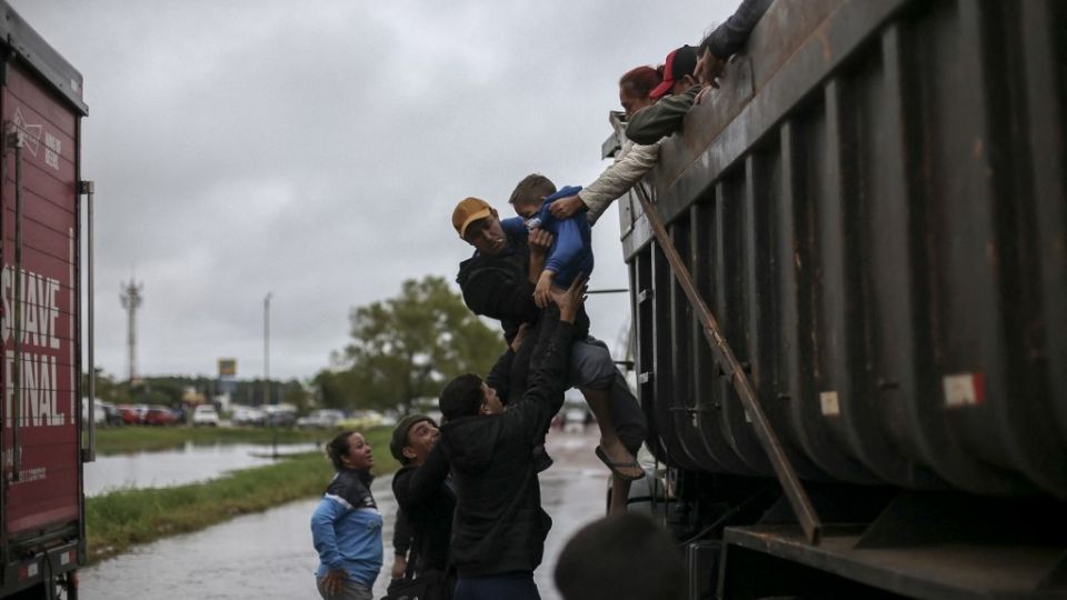 VIDEO: El trágico momento en que un rescate sale mal durante las inundaciones de Brasil