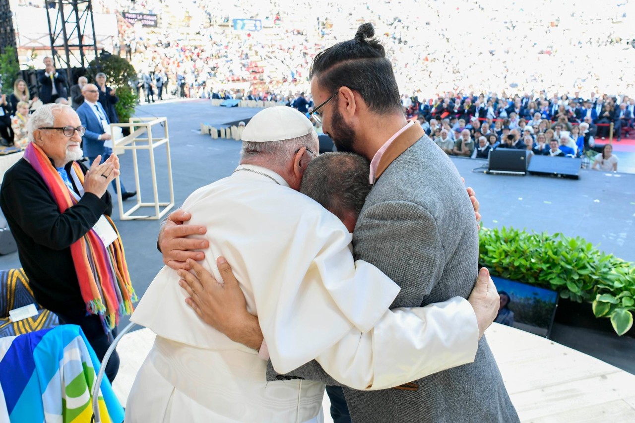 LA FOTO: El papa Francisco abraza a un israelí y un palestino y denuncia la “derrota histórica” de la guerra
