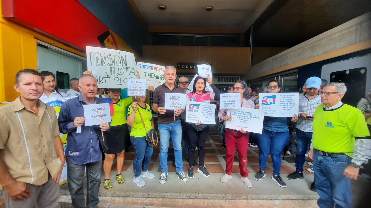 Adultos mayores en Táchira conmemoraron su día protestando frente a la sede del Seguro Social