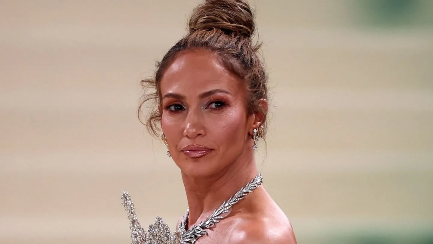 Casi al desnudo: JLo revolucionó la Met Gala con un vestido totalmente transparente (FOTOS)