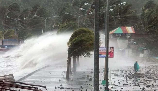 Tres muertos y más de cinco mil desplazados por una tormenta tropical al norte de Filipinas