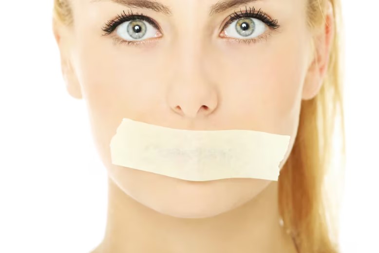 Qué es el “mouth taping”, el riesgoso método de taparse la boca con cinta para dormir