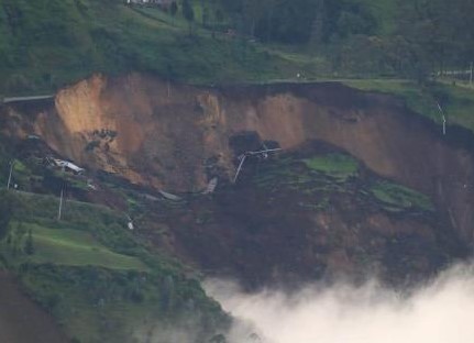 Tres niños mueren por un alud de tierra que impactó en un parque infantil en Vietnam