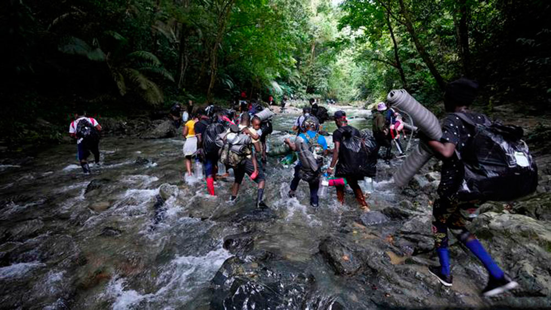 Venezolanos se lanzan por las rutas migratorias más peligrosas de América