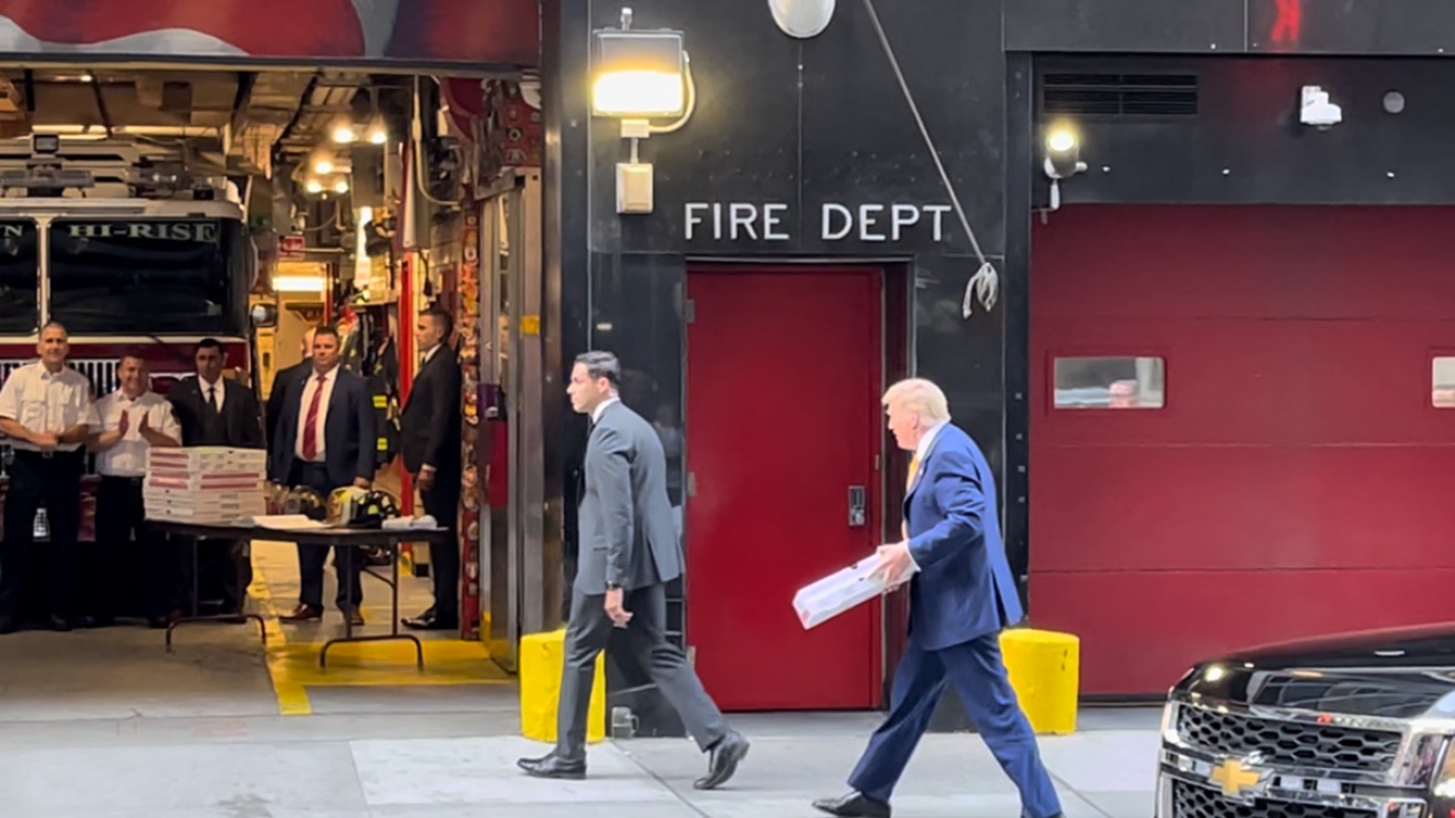 Trump actuó de repartidor y entregó pizzas a bomberos de Nueva York