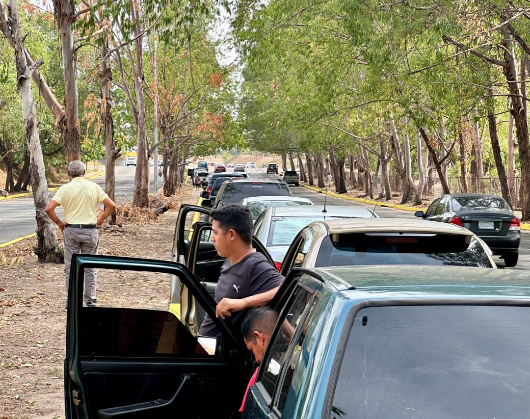 Otra vez se ven largas colas en las estaciones de servicio para surtirse de gasolina en Bolívar