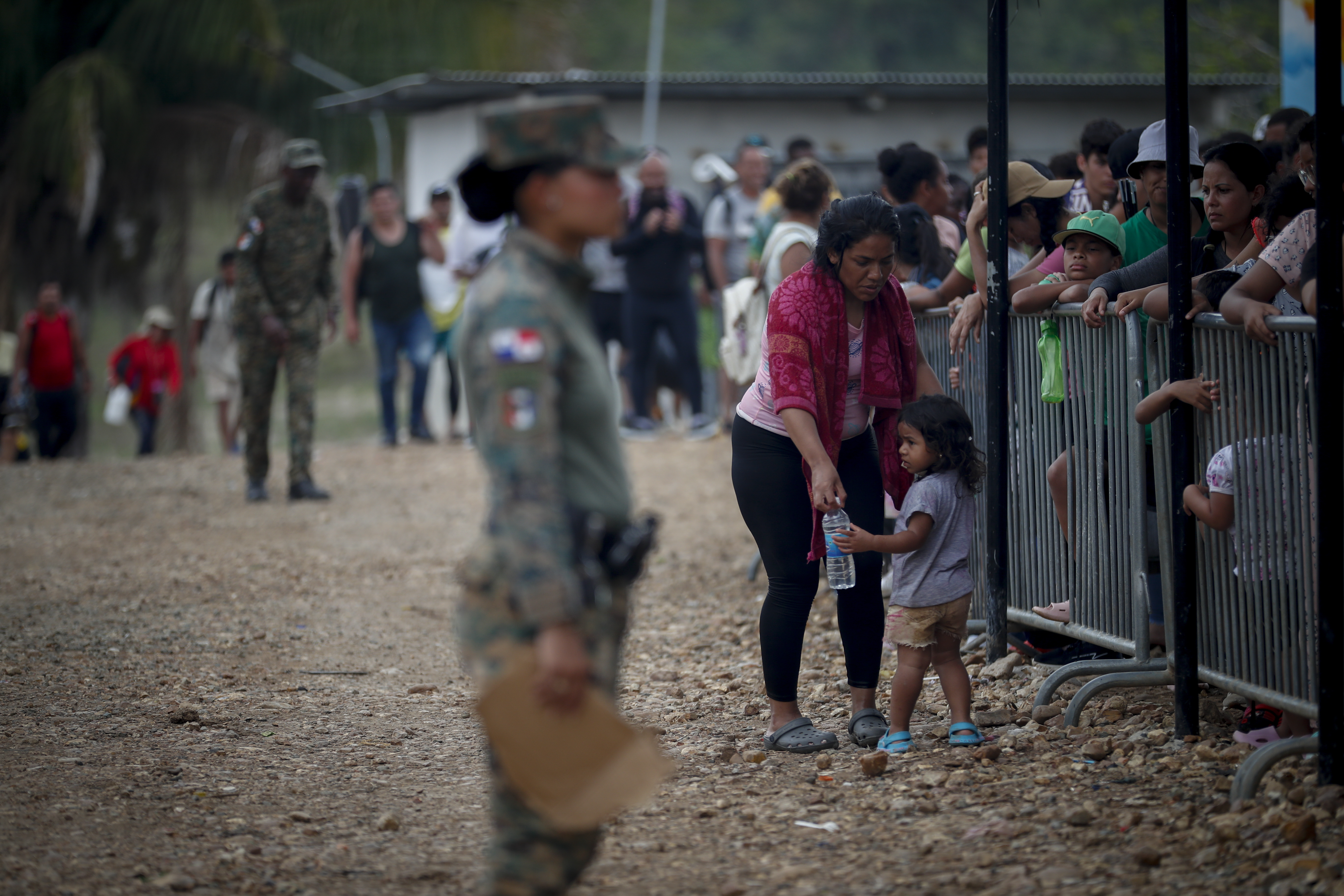 Mujeres migrantes, víctimas de robos, violación y con sus hijos a cuestas por el Darién