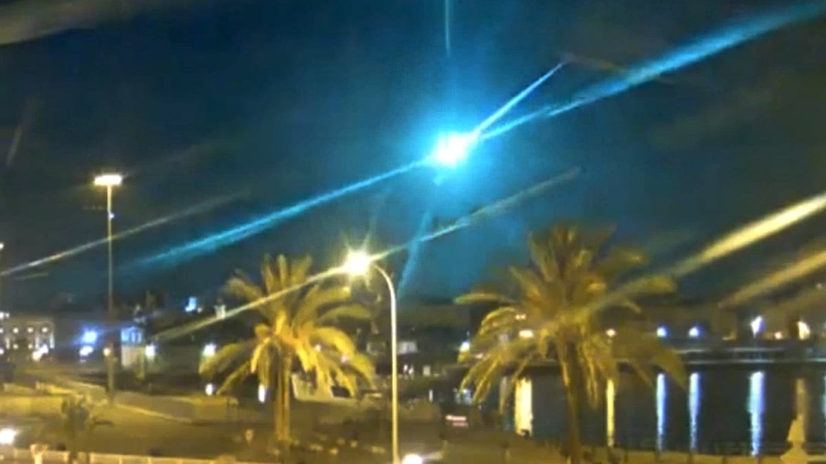 Una bola de fuego ilumina el cielo: el meteoro que ha cruzado España era inusualmente grande (VIDEOS)