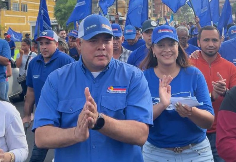 Militantes de UNT con tarjetón en mano enseñan a la gente cómo votar por Edmundo González