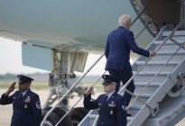 El enemigo de Biden, el Air Force One: De nuevo se tambaleó en lo alto de las escaleras (VIDEO)