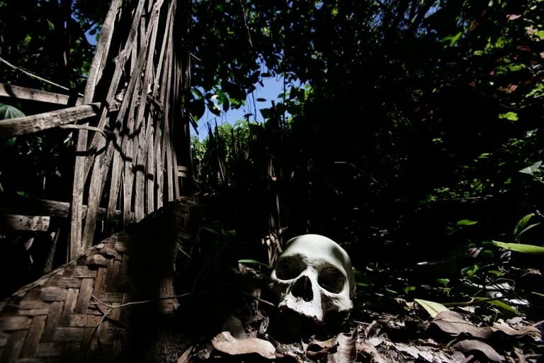 El perturbador ritual funerario de una aldea: así es “la selva de los muertos”