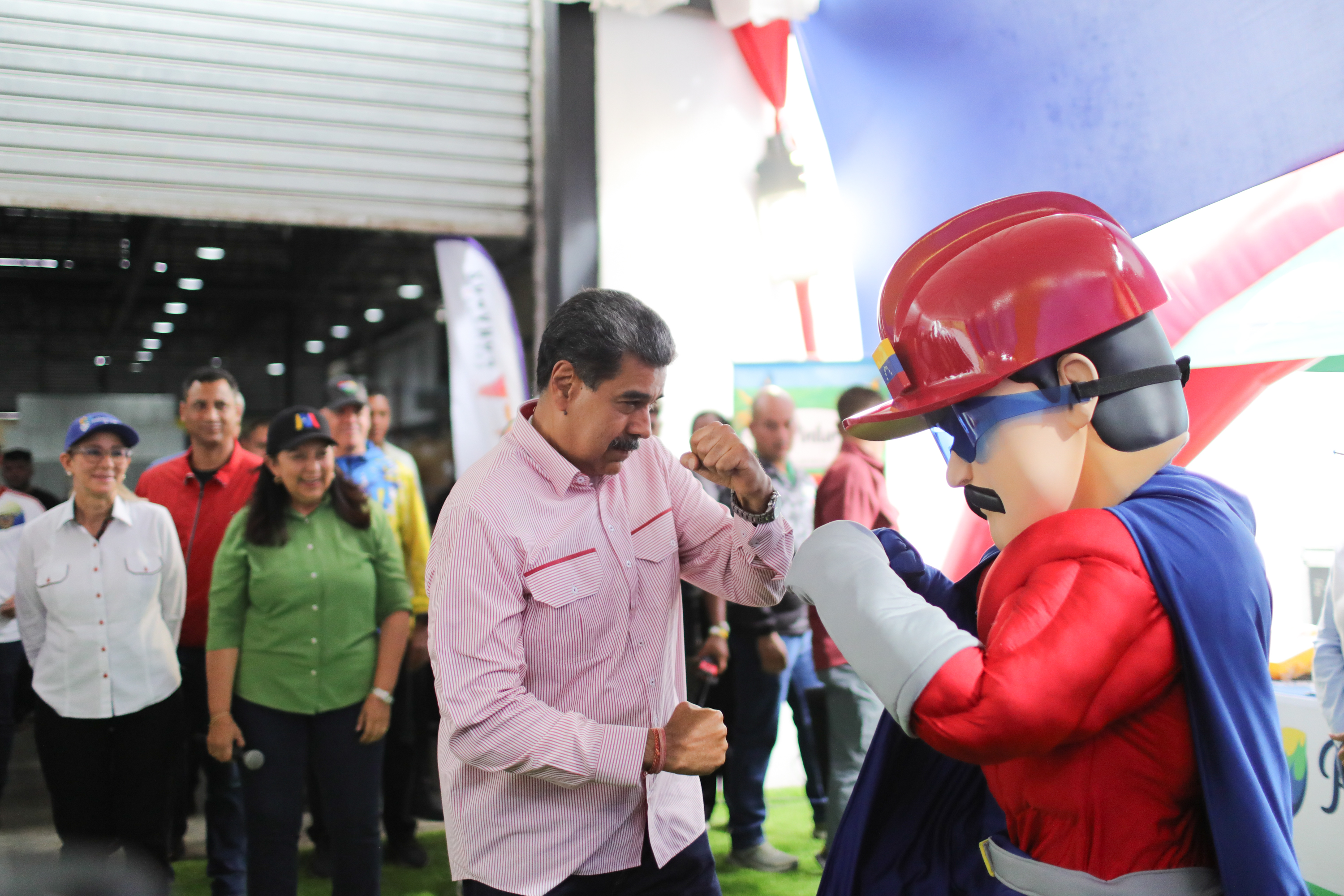 Descubrimos que “Súper Bigote” sí existe y por fortuna no habla tanto como su alter ego (VIDEO)