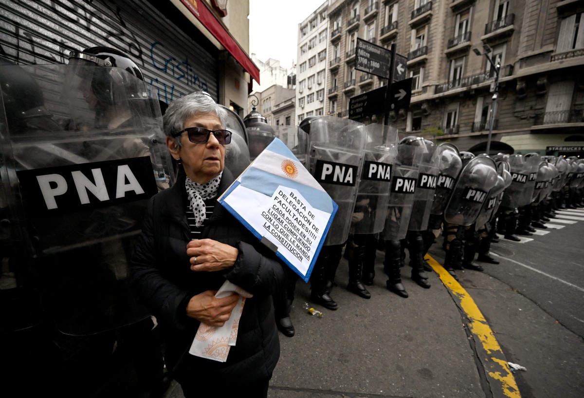 Cinco diputados hospitalizados por represión a protesta frente a Congreso de Argentina (Fotos)