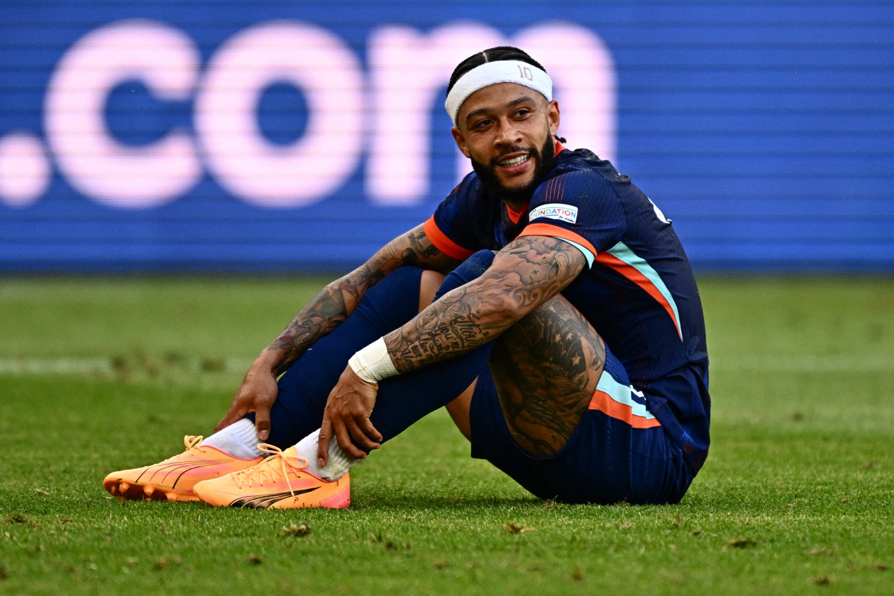 La cinta de cabello que luce Depay en la Eurocopa causa furor en Países Bajos