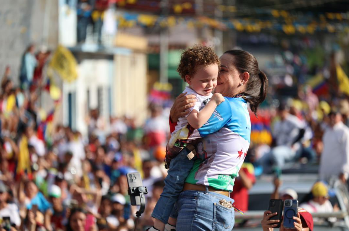 “Todos son mis hijos”: María Corina Machado agradeció el cariño de los niños en sus caravanas (video)