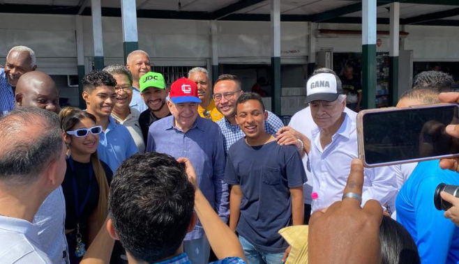 Edmundo González Urrutia visitó el Mercado municipal de La Guaira (Imágenes)