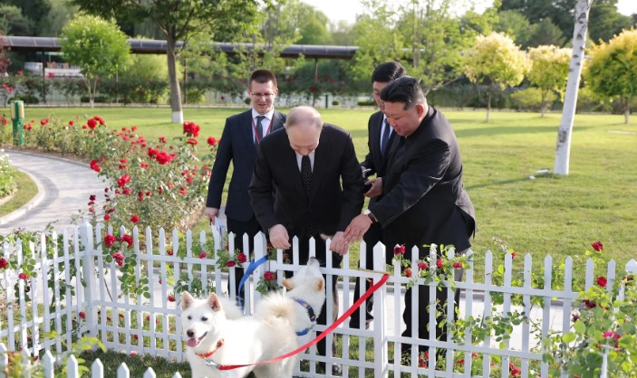 Perros de caza norcoreanos y una limusina rusa, los regalos entre Kim y Putin