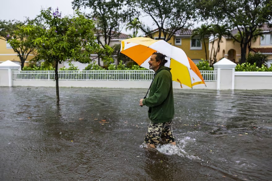 “Nunca vi algo así”: Desesperación en el sur de Florida por las inundaciones y un pronóstico adverso