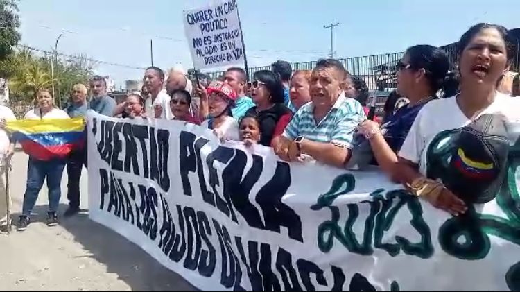 EN IMÁGENES: Sociedad civil exige libertad para los secuestrados por el chavismo en Vargas