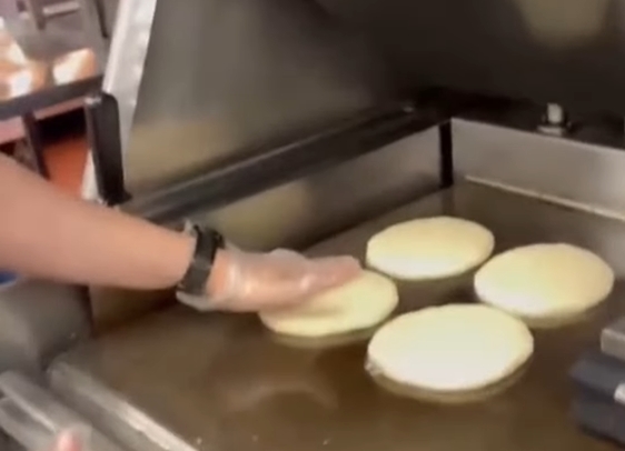 ¿Arepas en un McDonald’s de EEUU? Un venezolano lo hizo posible y se volvió viral (VIDEO)