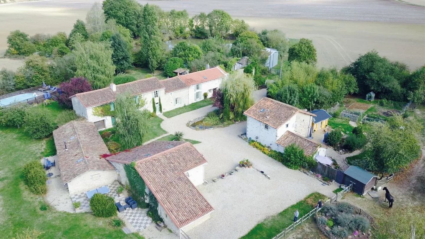 Una familia vendió su casa de más de 400 mil dólares y se compró un pueblo entero en Europa