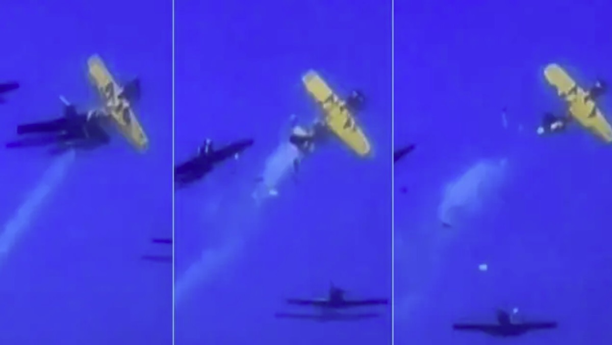 El momento en que dos avionetas chocaron durante un espectáculo aéreo: uno de los pilotos murió (VIDEO)