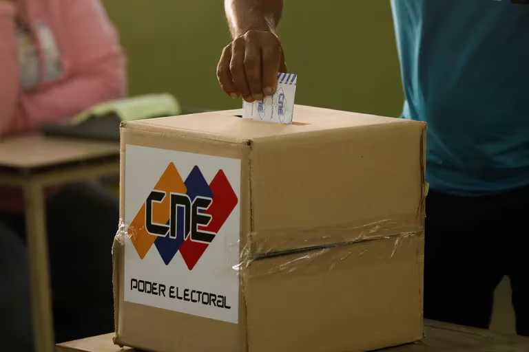 Infobae: Riesgos de manipulación chavista alcanzan el 86% de los centros de votación en Venezuela