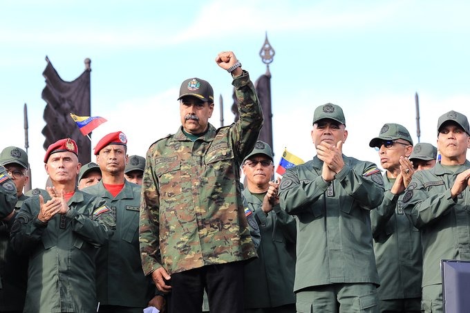 Maduro se disfrazó de militar para llevarle el trote a Padrino y su séquito (VIDEO)