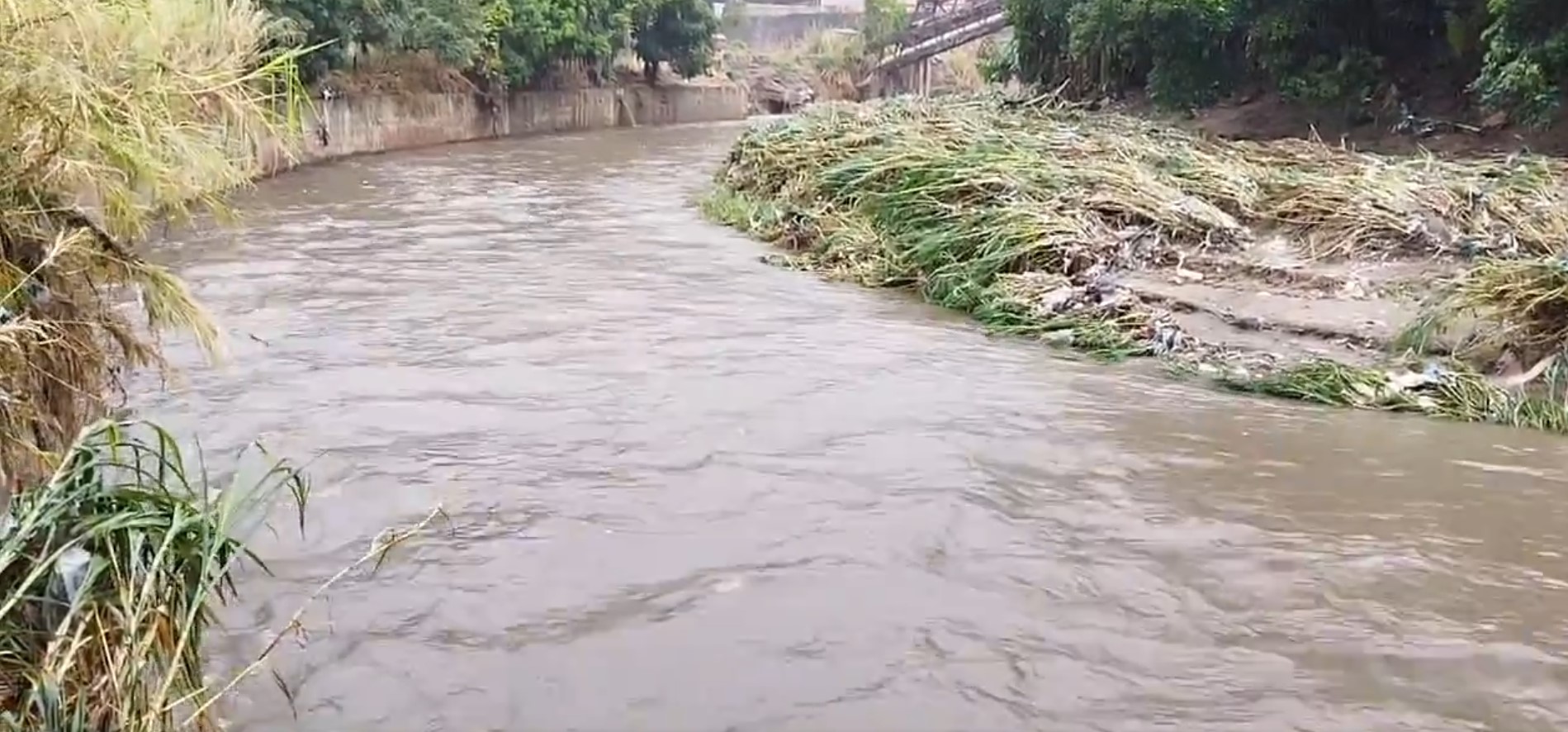 Habitantes de La Línea de Petare piden embaulamiento tras desbordarse el río Guaire