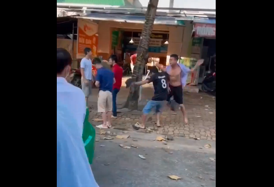 Se hizo el muerto, se levantó a lo Gokú, y terminó a su rival con un “fatality”: La pelea más loca de la historia (VIDEO)