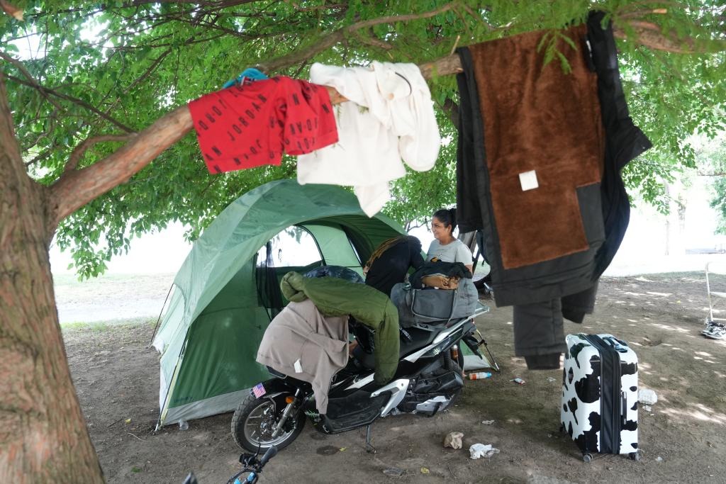 Casi 100 inmigrantes rebeldes fueron expulsados de un campamento en las afueras de un refugio en Nueva York