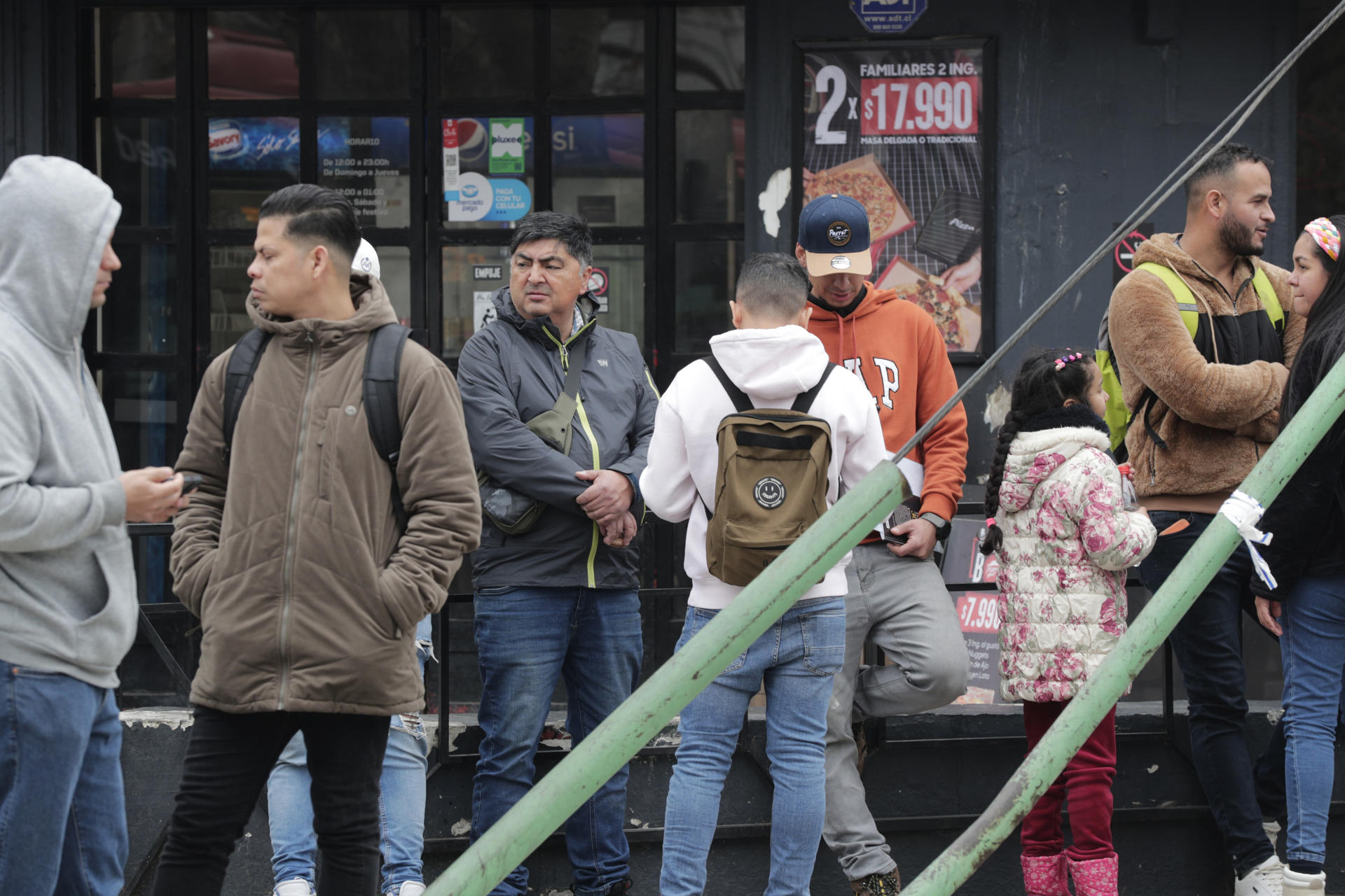 Venezolanos en Chile sienten angustia y dolor por el cierre de la embajada