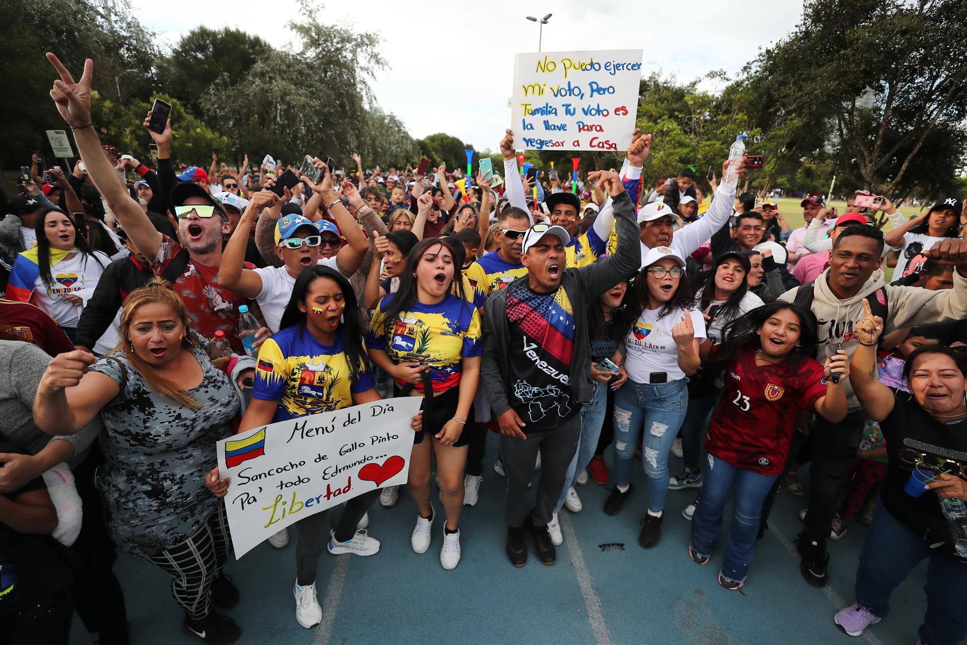 Venezolanos en Ecuador clamaron por la libertad del país a la espera de los resultados