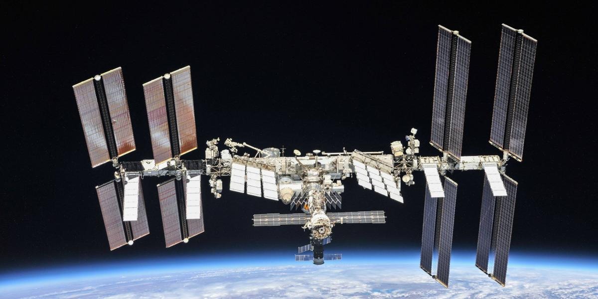 Astronautas en la EEI se vieron obligados a buscar refugio en sus cápsulas debido a la ruptura de un satélite ruso