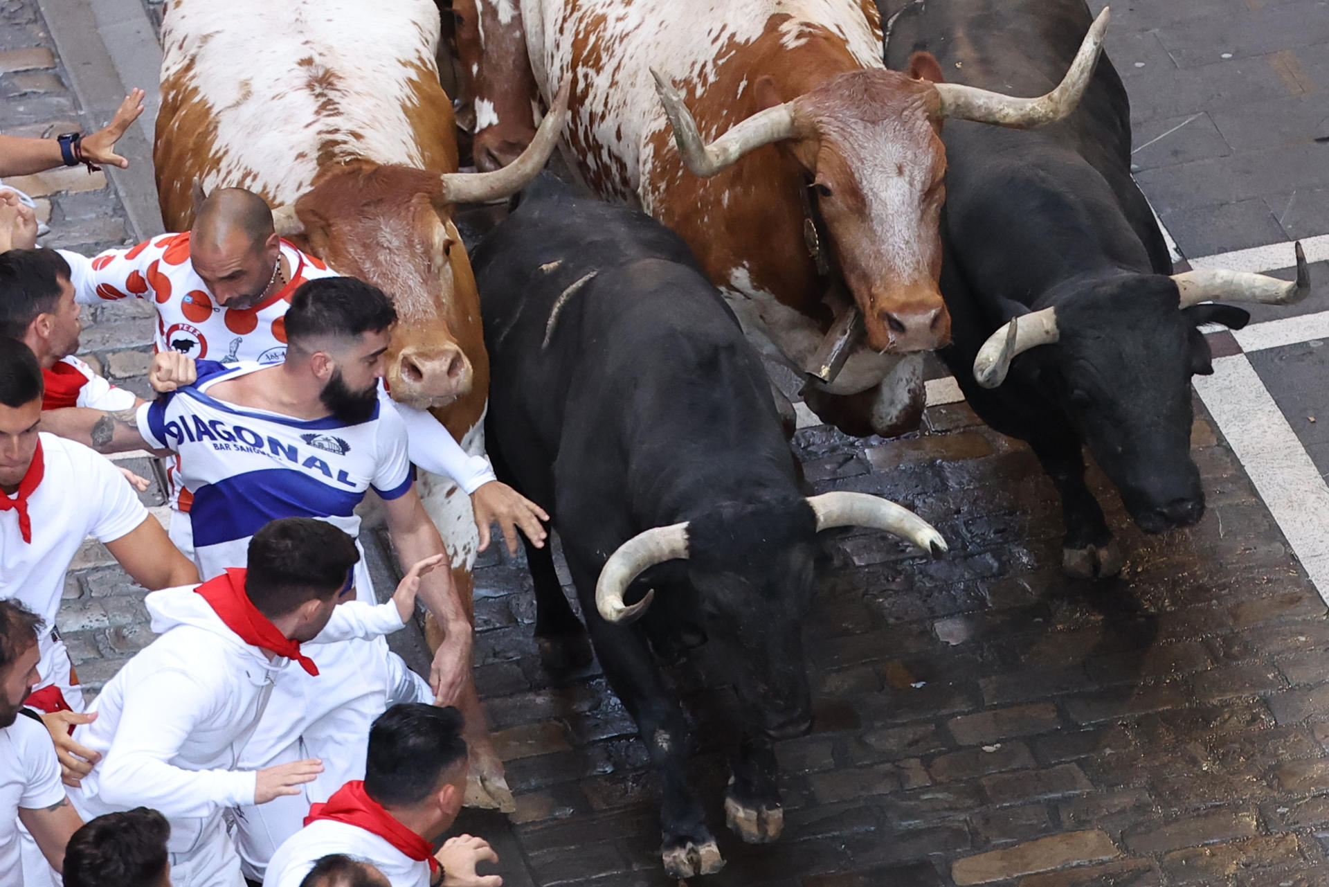 Los Sanfermines viven su segundo encierro, rápido y peligroso, con seis heridos