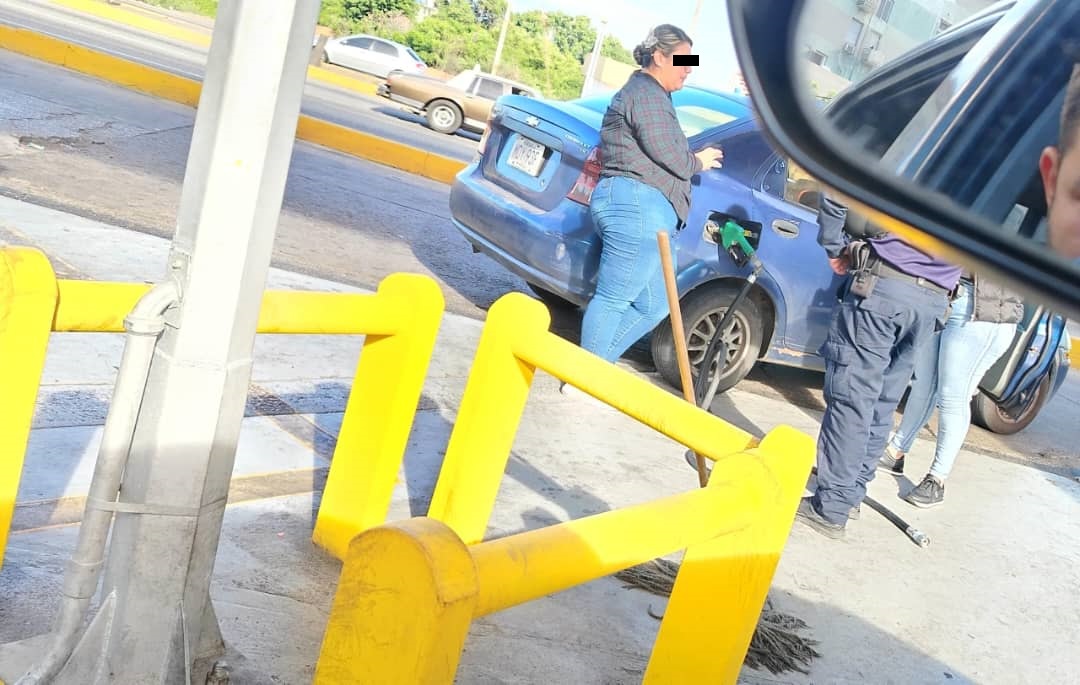 Susto en Maracaibo: conductora pisó el acelerador con el surtidor de gasolina pegado al carro (FOTO)