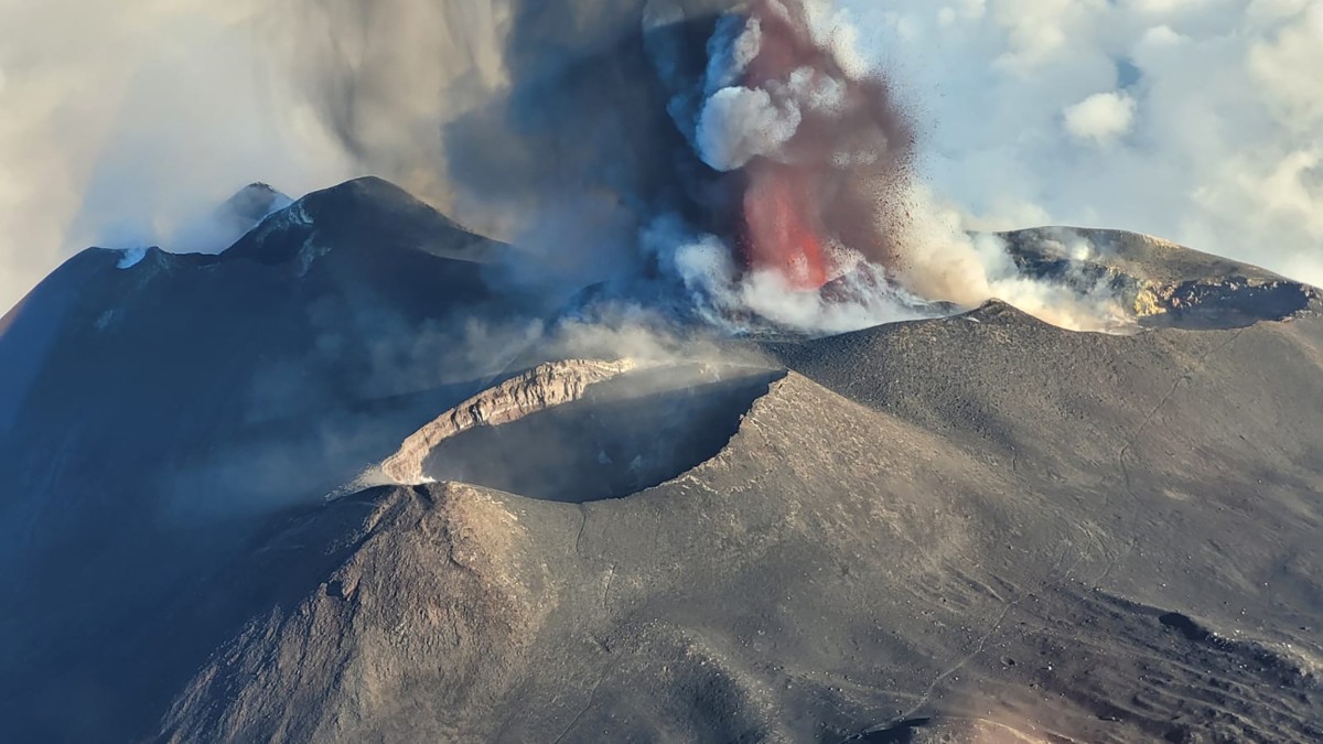 Aeropuerto en isla italiana de Sicilia cierra por erupción del Etna