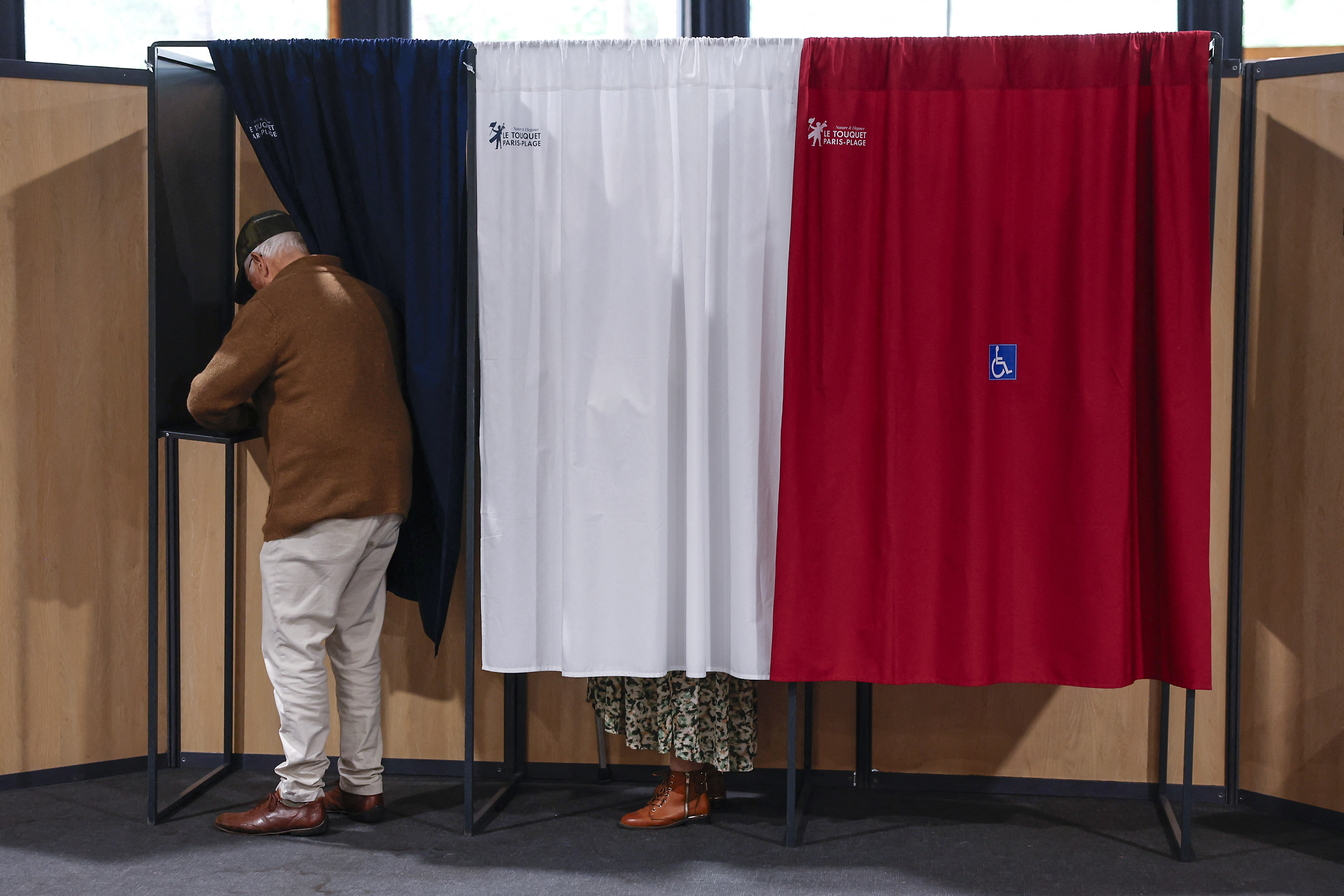 Los franceses votan en unas cruciales elecciones legislativas