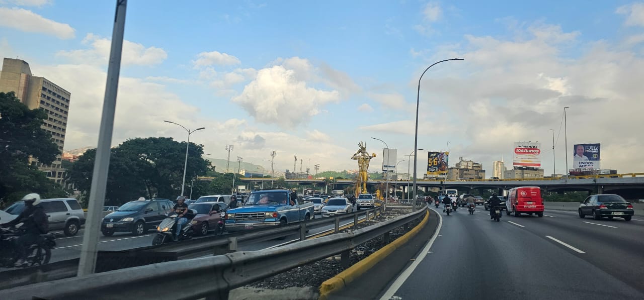 Tarimas y accesos cerrados por campaña electoral chavista generan caos en Caracas este #4Jul