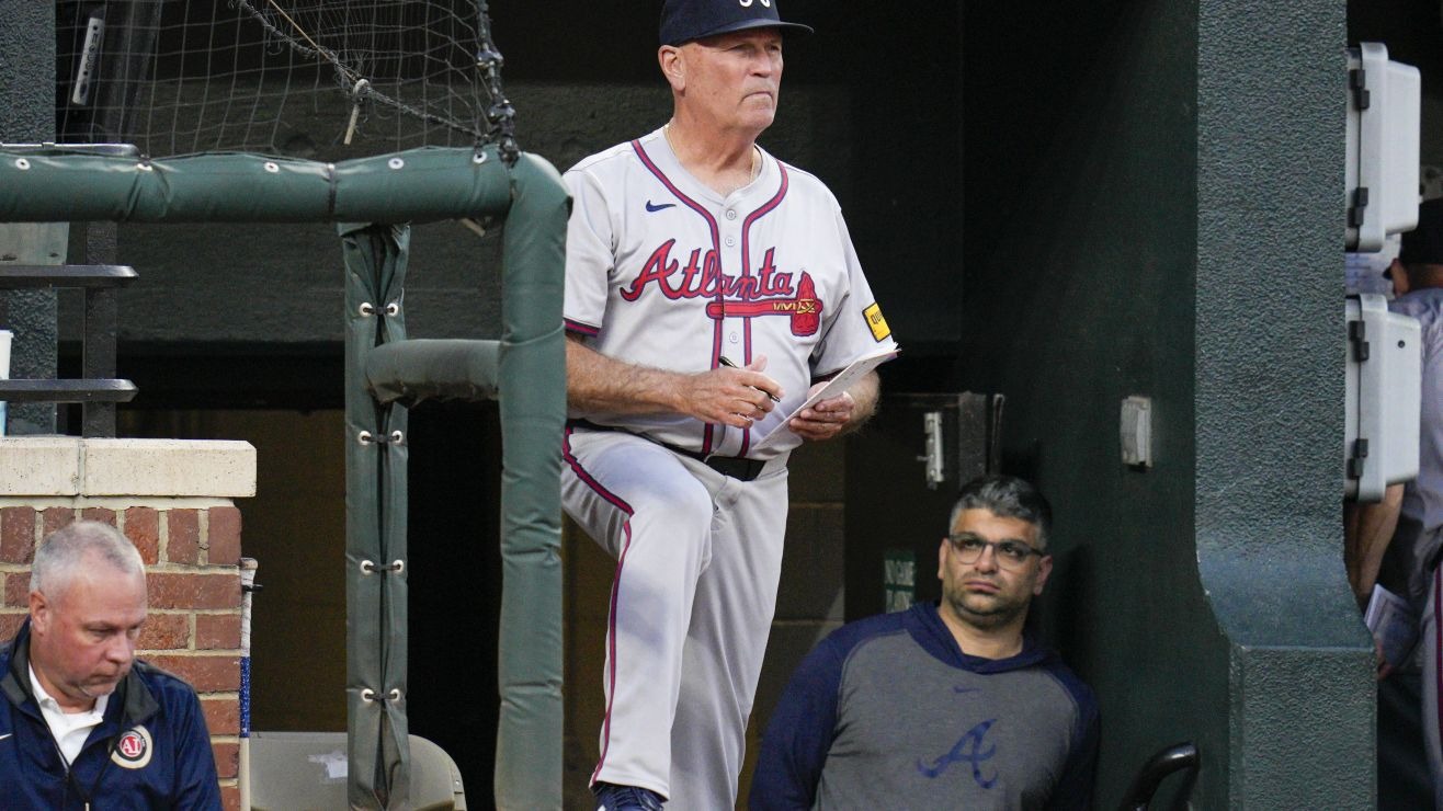 ¡Ouch! El peligroso pelotazo que recibió mánager de los Bravos de Atlanta en sus partes nobles (VIDEO)