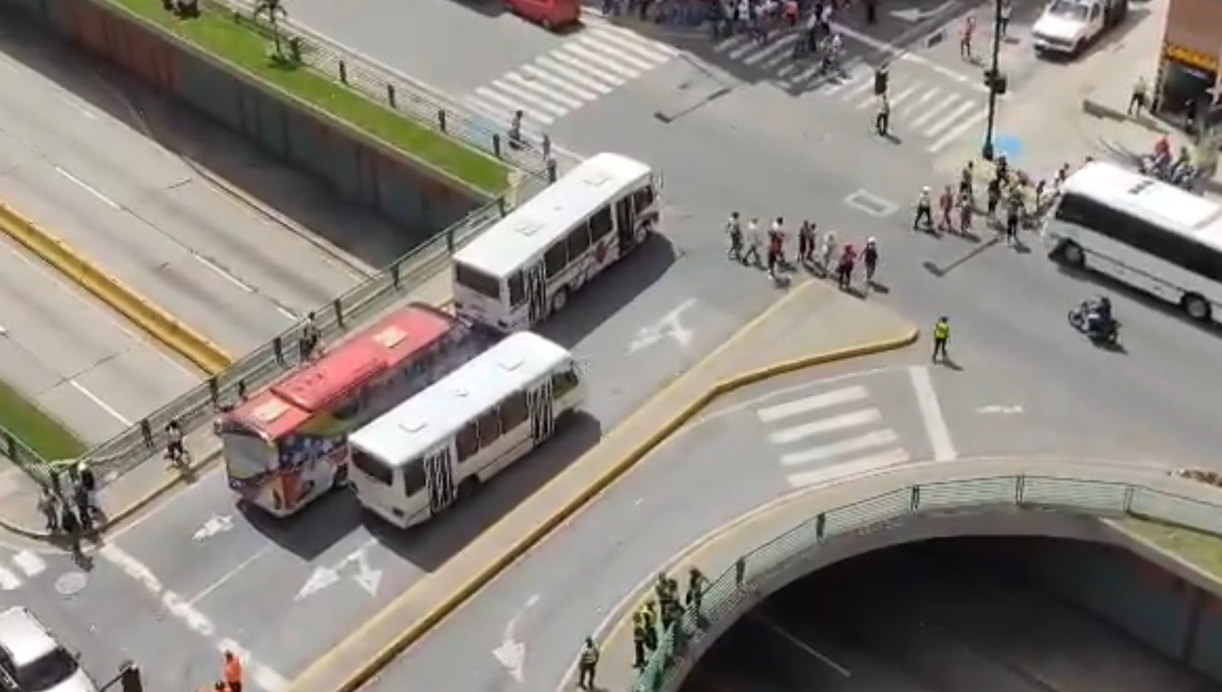 VIDEO: Psuv obligó a empleados públicos a asistir en camioneticas al mitin en Caracas