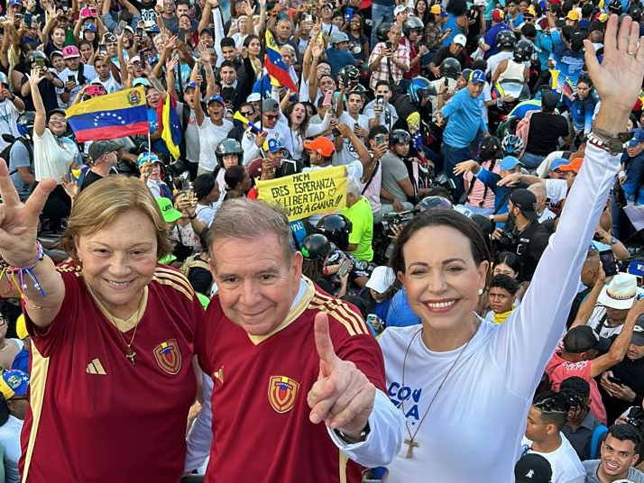 Vehículo de campaña de Edmundo González ya se unió a masiva caravana en Chacaíto (video)