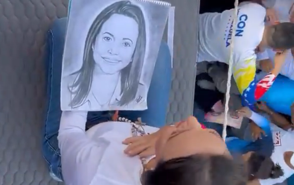 VIDEO: artista obsequió maravilloso retrato a María Corina Machado en plena caravana