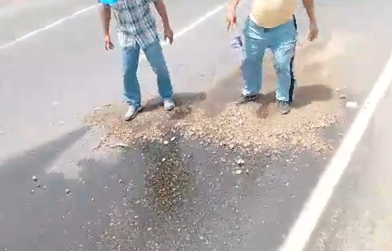 VIDEO: derramaron gasoil en vía de Puerto La Cruz para obstaculizar caravana de Edmundo y María Corina