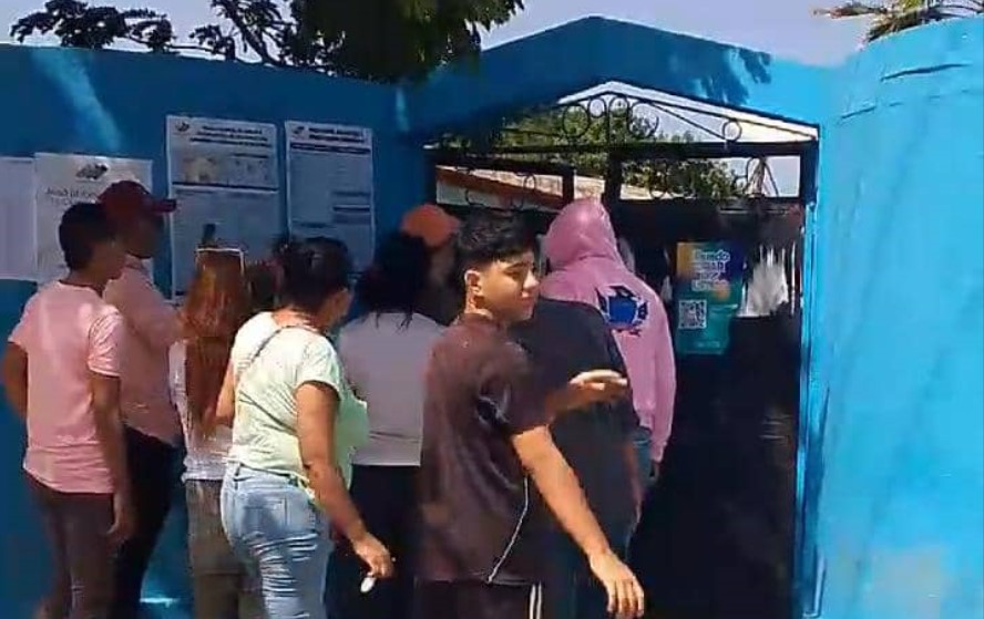 Ciudadanos en Falcón impidieron cierre arbitrario de centro electoral antes de las 6:00 pm
